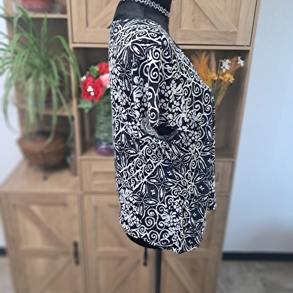 Serenade Faux Wrap Blouse Black White Floral Short Sleeve V-Neck Career Office - Picture 3 of 9